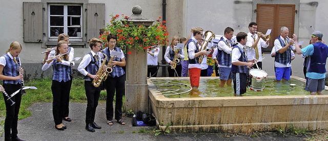 Heier Kopf, aber wenigstens kalte F...er beim Haltinger Lied im Brunnentrog   | Foto: Sedlak