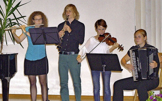 Bei der Zugabe &#8222;Petit fleur&#822...ioline und Sophie Wintrich, Akkordeon.  | Foto: Rolf Reimann