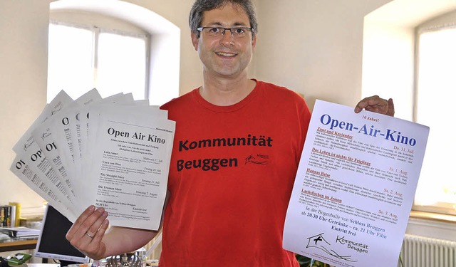 Jrg Hinderer hat alle Plakate der let...ahre aufgehoben, rechts das aktuelle.   | Foto: Martina Proprenter