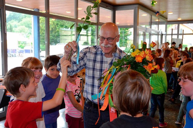 140 Rosen mit persnlichen Widmungen ...e Grundschler dem scheidenden Rektor.  | Foto: Juliane Khnemund