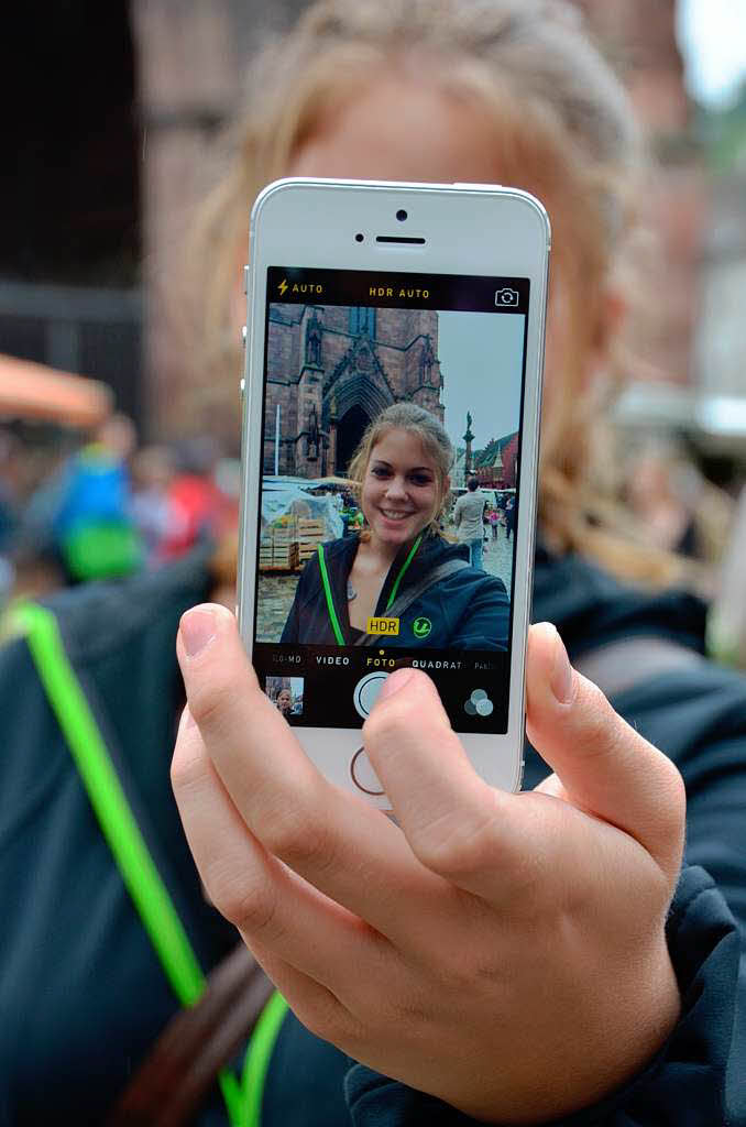 Freie Mitarbeiterin Lara Walter (19) aus Opfingen posierte fr das Beispiel-Selfie vor dem Freiburger Mnster …