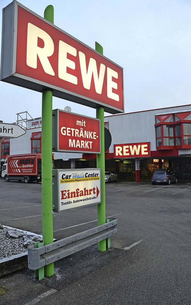 Will auf die andere Seite der Bahn umziehen: der Rewe-Markt am Elzdamm.   | Foto: Gerhard Walser
