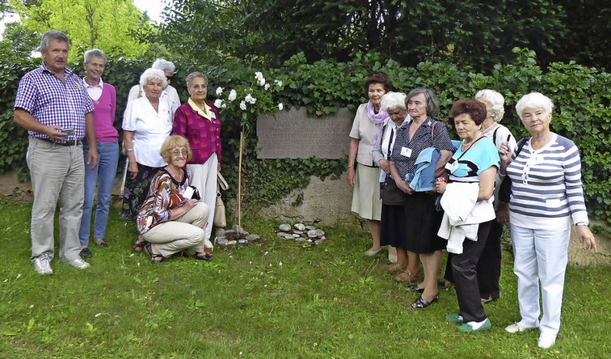 Die Besuchergruppe aus Polen an der Ge...icz auf dem Friedhof in Niederweiler.   | Foto: Verein