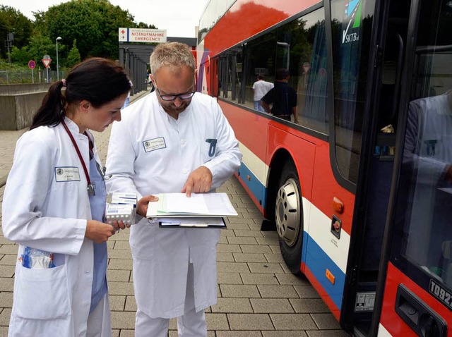 Die rzte Caroline Busche und Hans-Jr... Menigokokken-Infektion zu verhindern.  | Foto: Universittsklinikum Freiburg