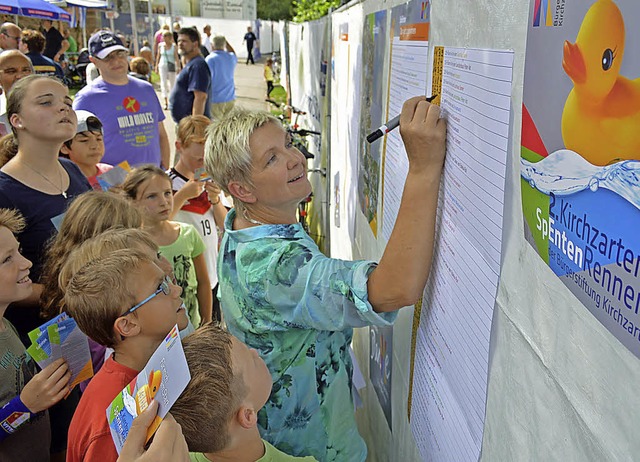 Sabine Beck notierte die Startnummern ...lauf: Spannung pur fr die Zuschauer.   | Foto: Gerhard Lck