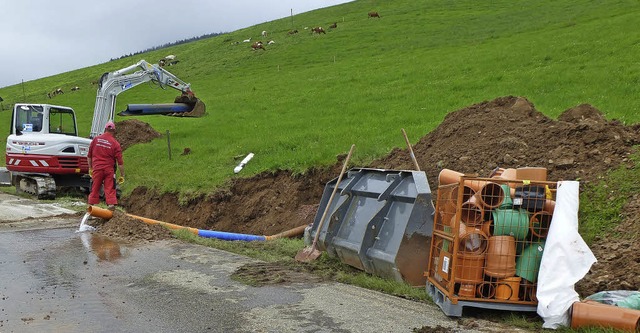 Entlang der Strecke werden Schchte er...rbeiten fr die Sanierung der Strae.   | Foto: Peter Stellmach