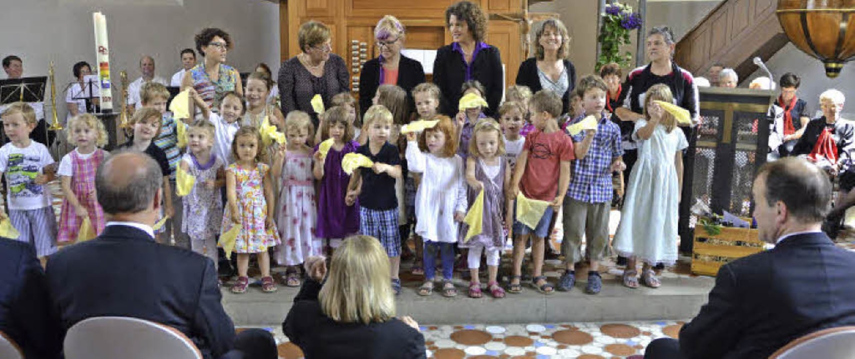 Die Kinder und Betreuerinnen des evang...ger Kirche fr musikalische Stndchen.  | Foto: manfred frietsch