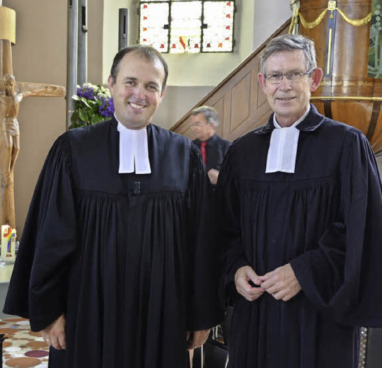 Dekan Hans-Joachim Zobel (rechts) nahm...seinerseits Dekan in Emmendingen wird.  | Foto: Manfred Frietsch