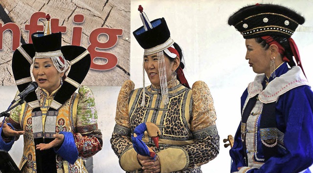Die drei auffllig gekleideten Sngeri...e Besucher mit Musik und Geschichten.   | Foto: Christian John
