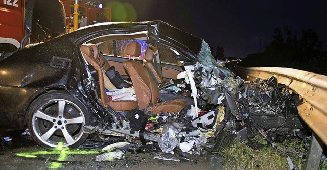 Vllig zerstrt: In dem Auto war die F...r auf der A1 in sterreich unterwegs.   | Foto: dpa