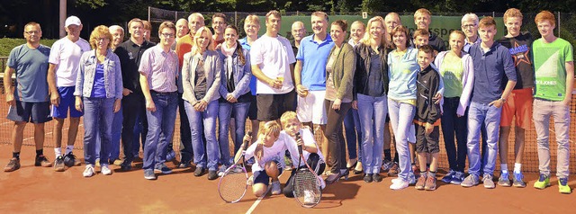 Gruppenbild mit Siegern: Nach Abschlus...en Tennisspieler zum Erinnerungsfoto.   | Foto: Siemann