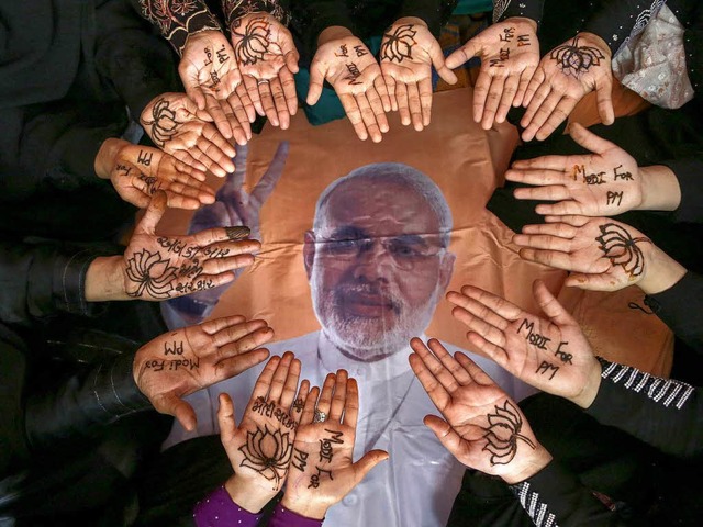 Hindu-Frauen zeigen ihre Untersttzung fr Premier Modi.  | Foto: dpa