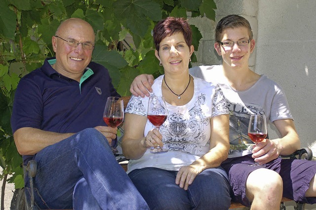 Lothar, Cornelia und Sohn Florian Schw...erstarken Weinen verwhnen zu knnen.   | Foto: Ulrike Strter