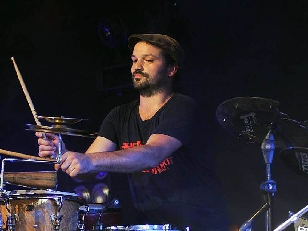 Drummer und Perkussionist Markus Schumacher begeistert mit synkopierten Drumgrooves.