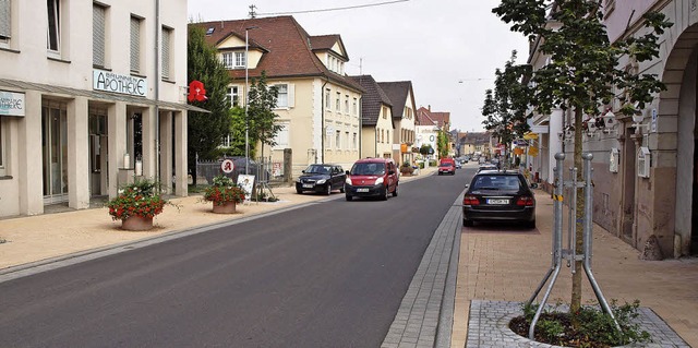 Parkplatznot an der sanierten Hauptstr...theke (links) einem Parkplatz weichen?  | Foto: Michael haberer