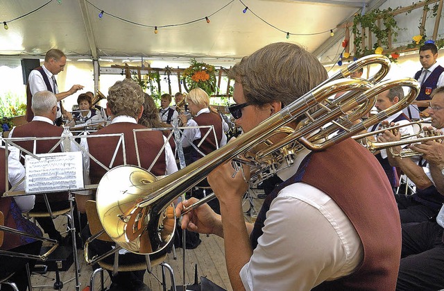 Gleich mehrere Musikvereine (im Bild d...kalische Unterhaltung beim Haxenfest.   | Foto: J. Schweizer