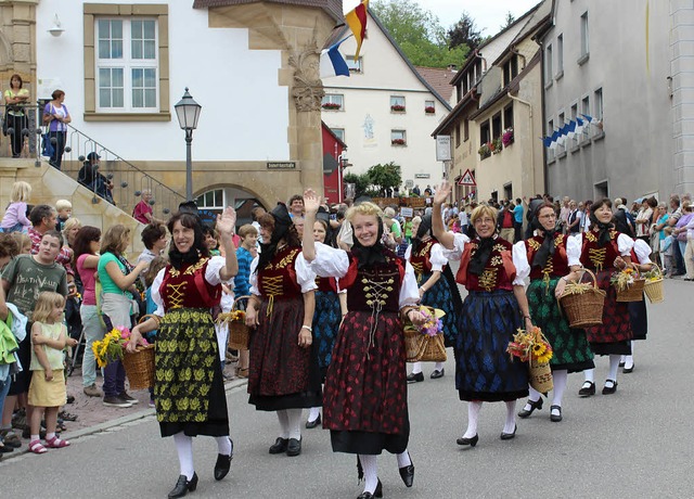 Die Trachtengruppe aus dem Geraniendor...Lffinger Innenstadt vor zwei Jahren.   | Foto: Christa Maier