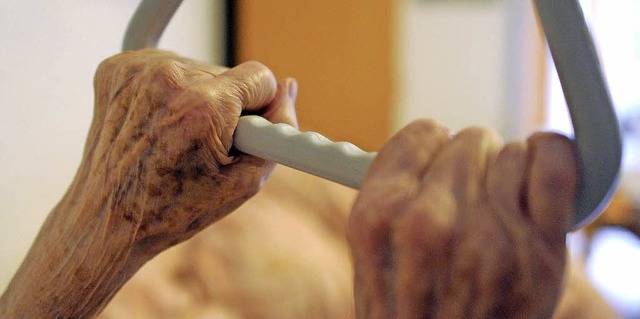 Immer mehr Menschen werden sehr alt und mssen deshalb gepflegt werden.   | Foto: dpa
