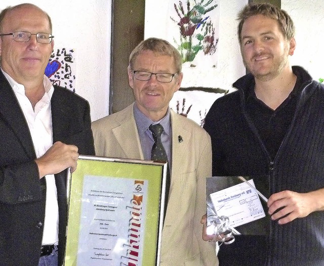 Robert Korb (rechts) erhielt aus der H...nahm die  wrdigende Urkunde entgegen.  | Foto: KARLERNST LAUFFER