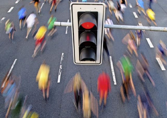 An das Signal der Ampel mssen sich alle halten.   | Foto: dpa