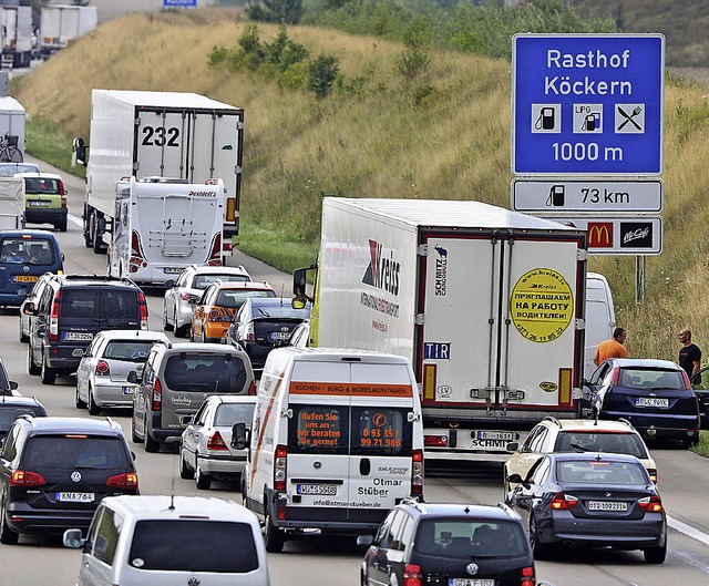 Nichts geht mehr: Zur Reisezeit ist di...er klug ist, hlt sich an die Regeln.   | Foto: Jan Woitas/dpa