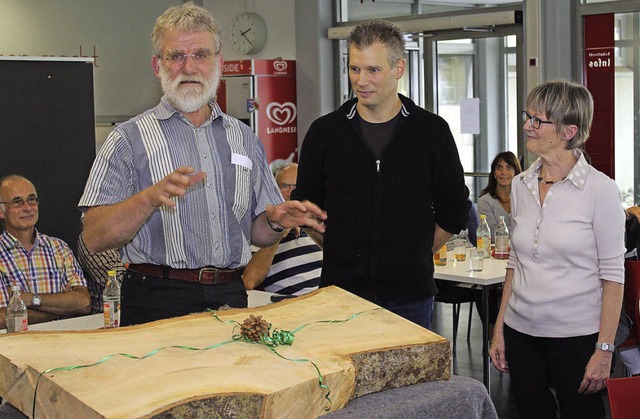 Gerhard Heitzmann (links), stellvertre...and Kain und Rektorin Claudia Stehle.   | Foto: Gert Brichta