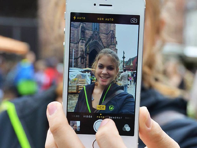 Freie Mitarbeiterin Lara Walter (19) a... ein Selfie vor dem Freiburger Mnster  | Foto: Nils Oettlin