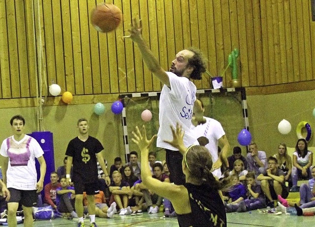 Wer am hchsten springt, bekommt den Basketball.   | Foto: Albert Greiner