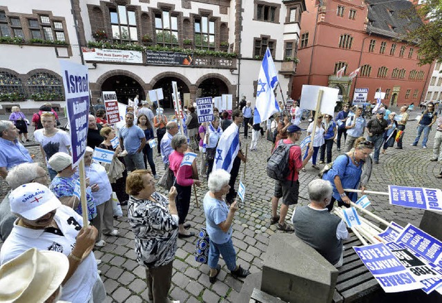 Mit Flaggen und Schildern: Kundgebung auf dem  Rathausplatz   | Foto: Michael Bamberger