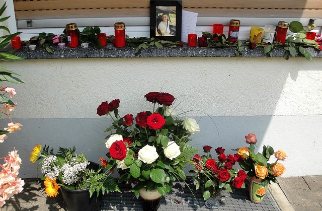 Vor dem Haus der verunglckten Familie... Kerzen und Kondolenzkarten abgelegt.   | Foto: Hansjrg Bader
