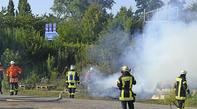 Ein Container mit Schaumstoff brannte ...barschaft des G 5 in Eimeldingen aus.   | Foto: schopferer