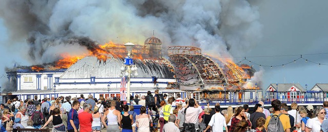 Eine Attraktion in Flammen: der Pier in Eastbourne am vergangenen Mittwoch    | Foto: dpa