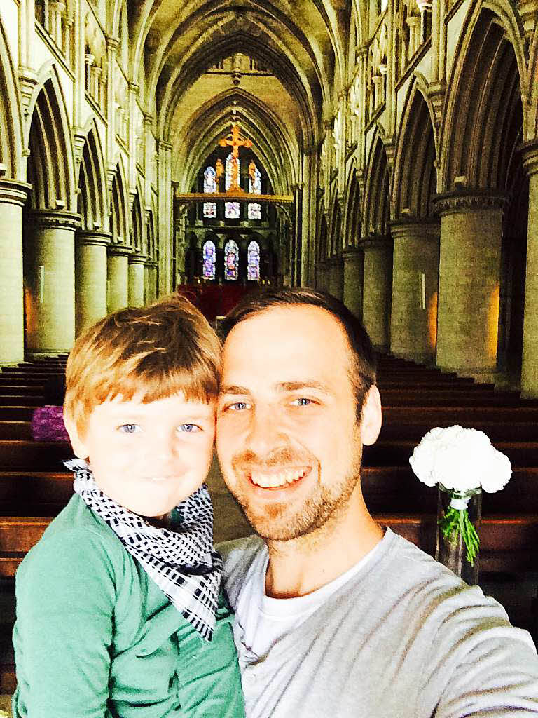 Nicolas Hbel (30) & Jasper (3) aus Vrstetten gren aus  Norwich (England), hier sind sie in der Cathedral of St. John the Baptist.