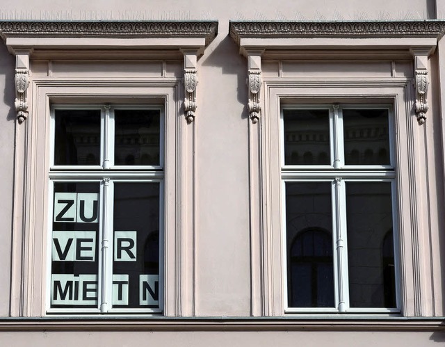 Einfach nur ein Schild ins Fenster hn...m besten auf eindeutige Mietvertrge.   | Foto: Ralf Hirschberger/dpa