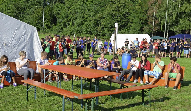 Sasbach. Gespannt lauscht die Feuerweh...er und Brgermeister Jrgen Scheiding.  | Foto: Roland Vitt