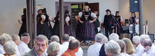 Die Tanzgruppe des Heimatvereins Huse...auchtumsabend im Kurgarten in Husern.  | Foto: Barbara Weber