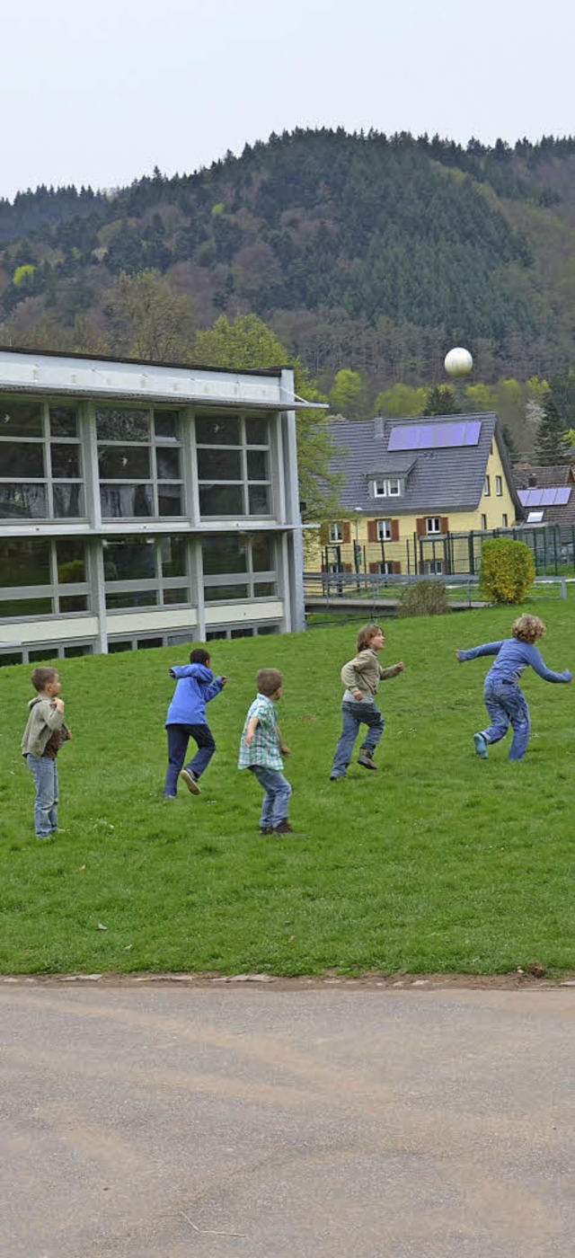 Der Sportplatz bei der Schule in Badenweiler wird erneuert.   | Foto: Umi