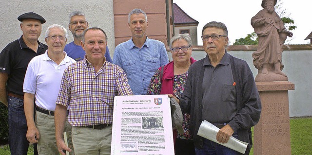 Die Mitglieder des Arbeitskreises Hist...otafel zur 225 Jahre alten Pfarrkirche  | Foto: Adrian Hofmann