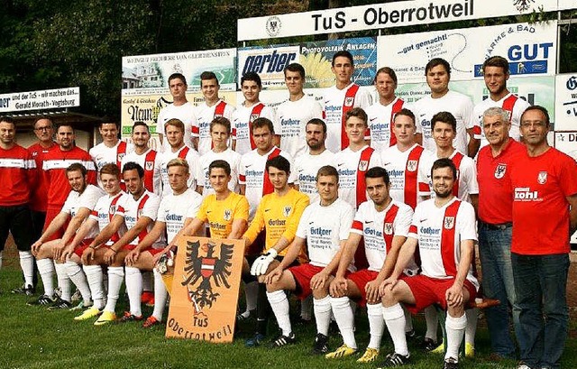 Der TuS Oberrotweil stellte bei  seine...ie Mannschaft mit ihren Betreuern vor.  | Foto: christine weirich