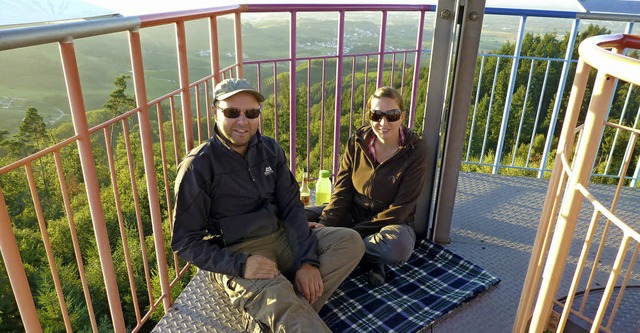 Angekommen auf dem Geigerskopfturm bei...in Sandra Bilek genieen den Ausblick.  | Foto: Privat
