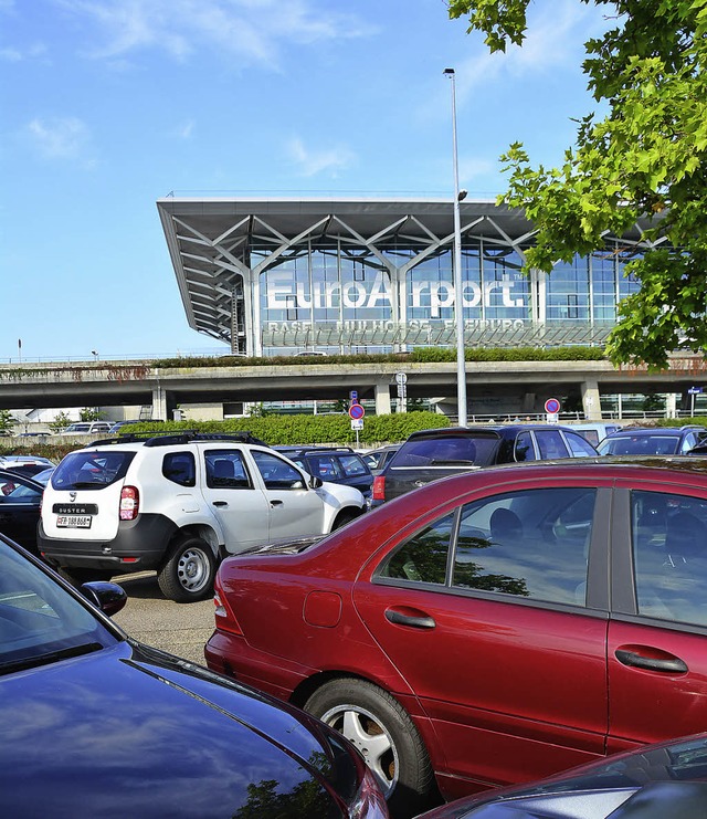 Der Euro-Airport plant drei neue Parkhuser.   | Foto: Annette Mahro