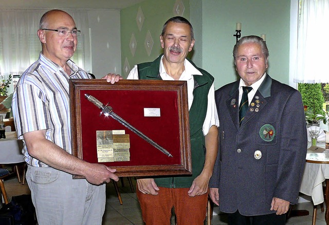 Wanderpokalgewinner war Didier Liethar...in (von links) nahmen die Ehrung vor.   | Foto: zvg