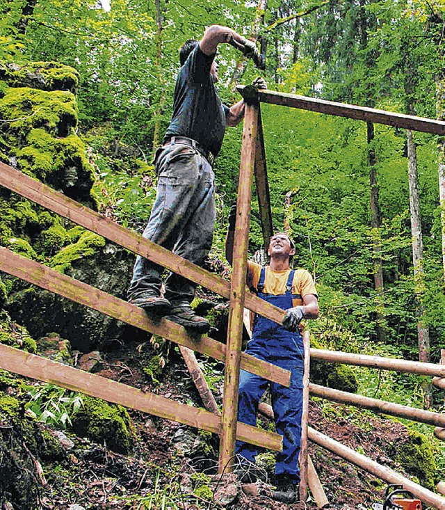 Schwierige Arbeiten, von links Peter Anetsmann, Winfried Senn und Erwin Gillio.  | Foto: Dinort