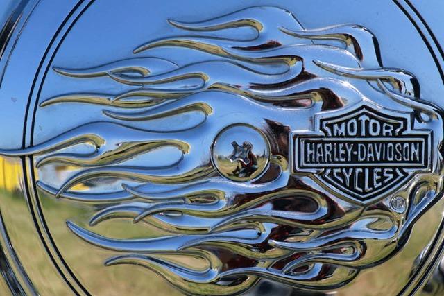 Autofahrer bersieht Harley-Fahrer – Biker stirbt nach Crash