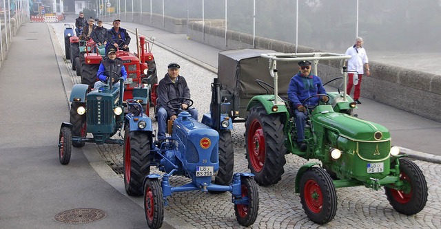 Die Schlepperfreunde Wiesental/Dinkelb...heinbrcke auf groe Fahrt gestartet.   | Foto: PETRA WUNDERLE