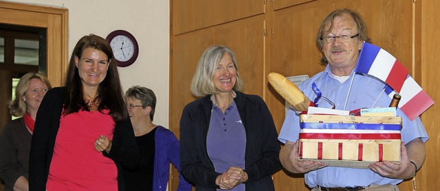 Die Kolleginnen Miriam Palmie und Elke...ektor Franz Staudner in den Ruhestand.  | Foto: Rolf-Dieter Kanmacher