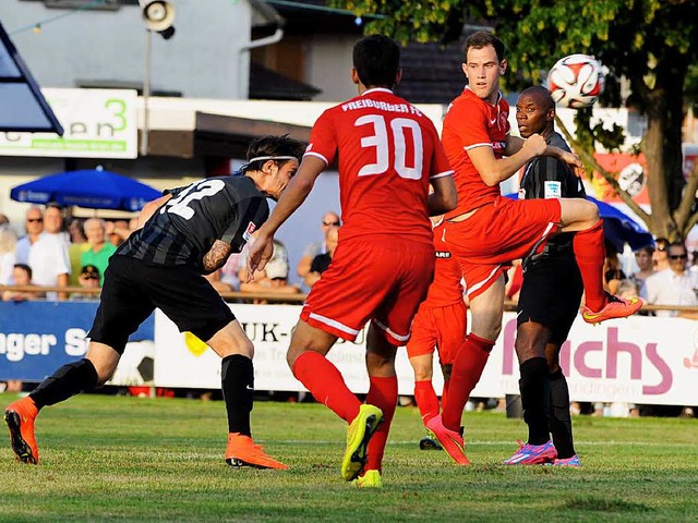 Denis Perger (links) kpft das 1:0 fr...urg im Duell gegen den Freiburger FC.   | Foto: Schn