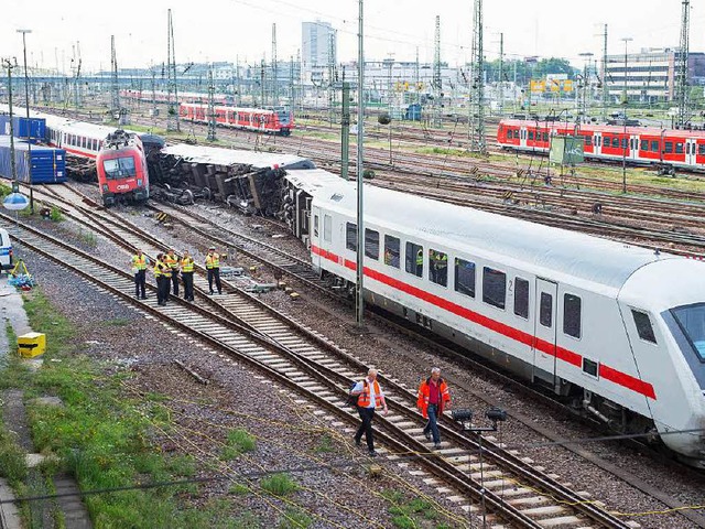 Das Zugunglck am Mannheimer Hauptbahn...gskrfte die ganze Nacht ber in Atem.  | Foto: dpa