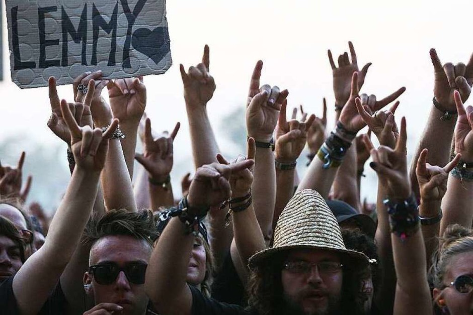 Fans des Bassisten und Sängers der Band Motörhead halten in Wacken ein Schild mit der Aufschrift ihres Idols „Lemmy“ in die Höhe. (Foto: dpa) Fans des Bassisten und Sängers der Band Motörhead halten in Wacken ein Schild mit der Aufschrift ihres Idols „Lemmy“ in die Höhe. (Foto: dpa)