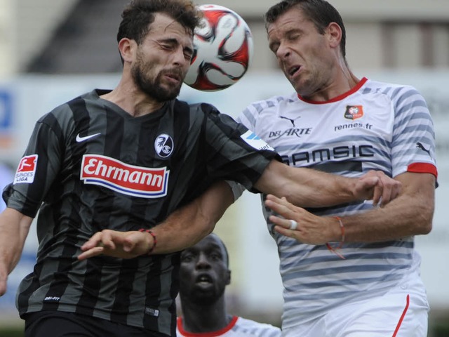 Auch mal in schwarzen Trikots: Der SC ...gegen Sylvian Armand von Stades Rennes  | Foto: Achim Keller